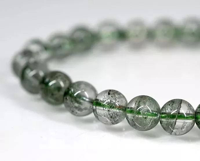 本命年右手戴什么水晶,本命年要戴什么在手上