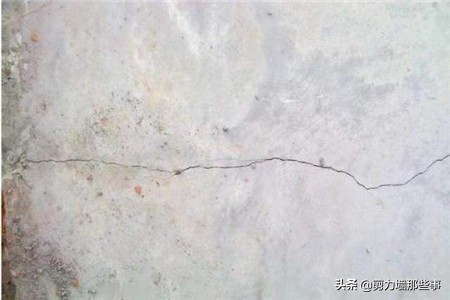 现浇板沿梁成条裂缝怎么处理,现浇板贯穿裂缝国家规定