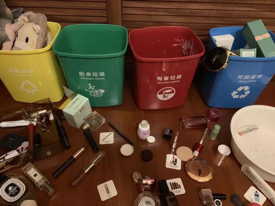熊孩子垃圾分类妈妈崩溃了,熊孩子在家垃圾分类