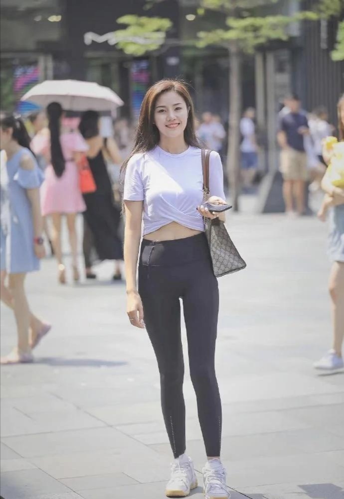 瑜伽牛仔裤街拍穿搭,最美穿搭瑜伽裤