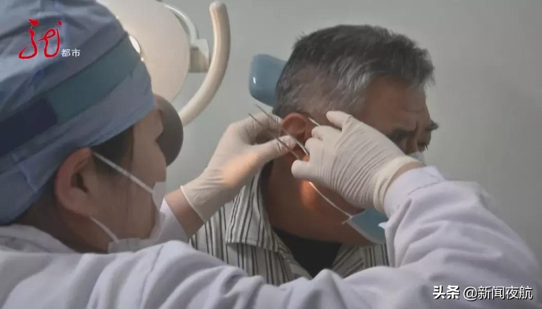 液体胶水滴到耳朵里会咋样,把胶水滴到耳朵里怎么办