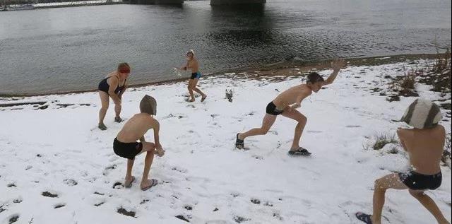 零下40度穿泳衣,零下三十度泳装