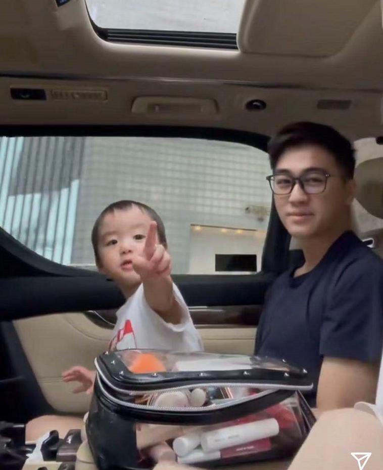 何猷君和儿子贴脸互动超有爱,何鸿燊儿子何猷君参加综艺