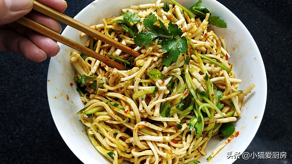 凉拌折耳根，我家经常吃的一道家常菜，美味好吃，下饭解腻