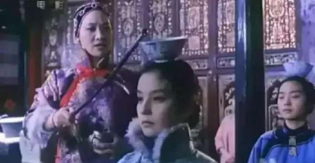 当年演小燕子的赵薇近况如何,她是赵薇