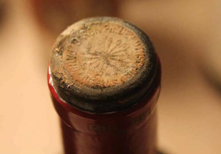 酒塞发霉喝什么好,酒塞掉到酒里还能喝吗