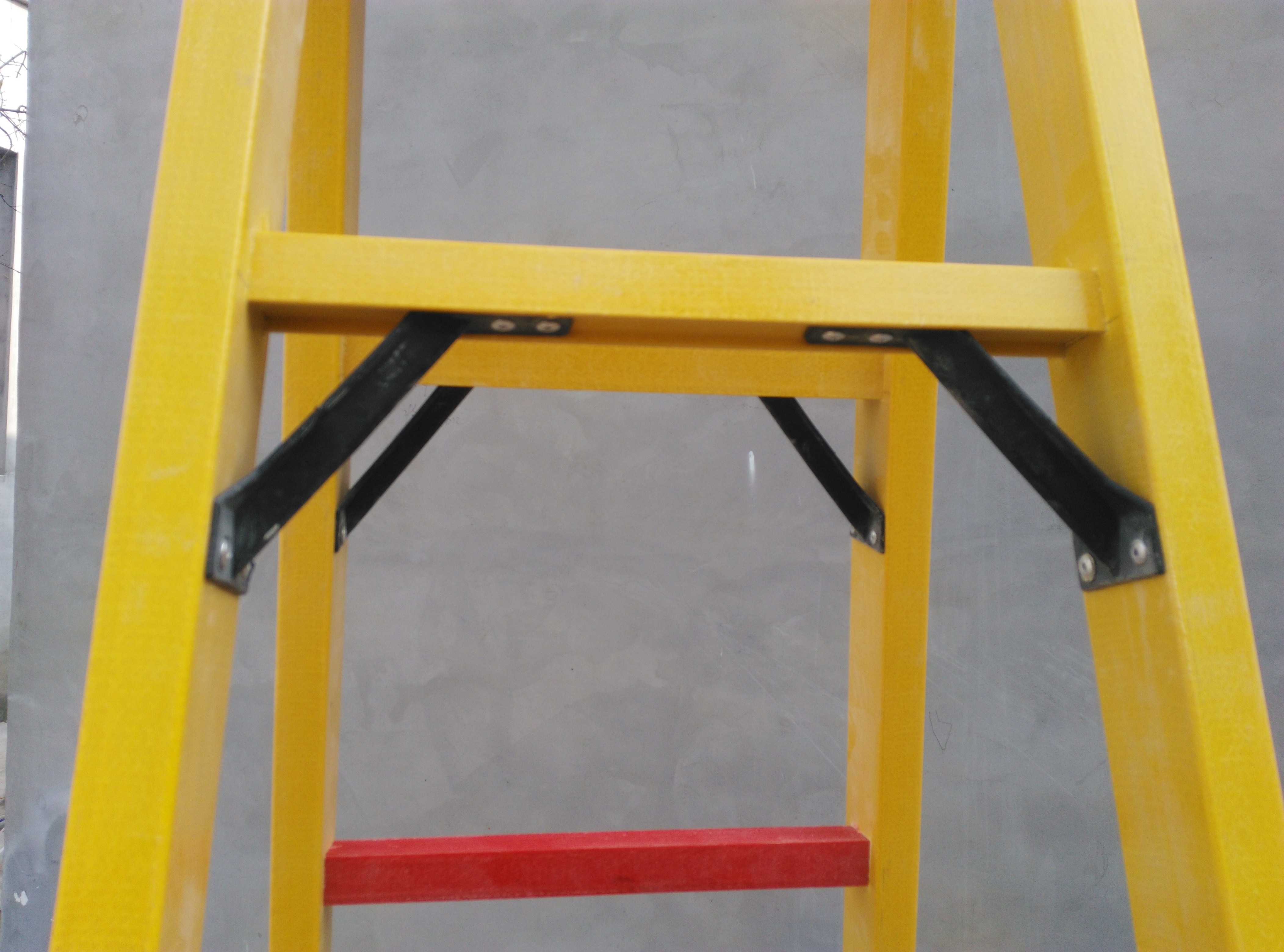 绝缘梯和铝合金梯怎么选,绝缘梯耐用吗