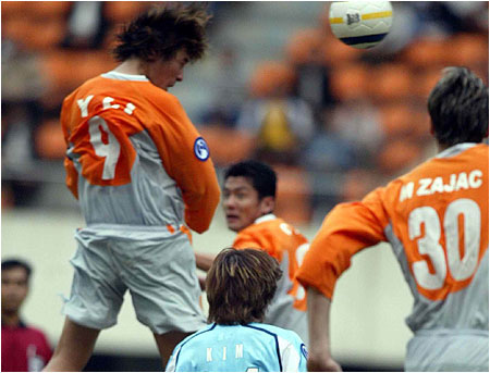 2008年东亚杯李玮峰锁喉日本队长,国足日本李玮锋锁喉