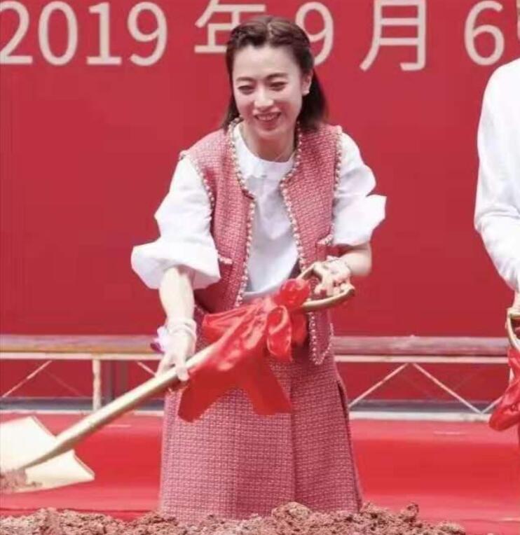 钟楚红与郑秀文甘比相聚开心合影,甘比钟楚红全部视频