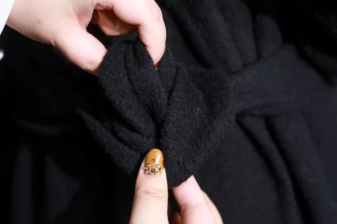 皮风衣腰带后面系法,风衣后面的腰带怎么系好看