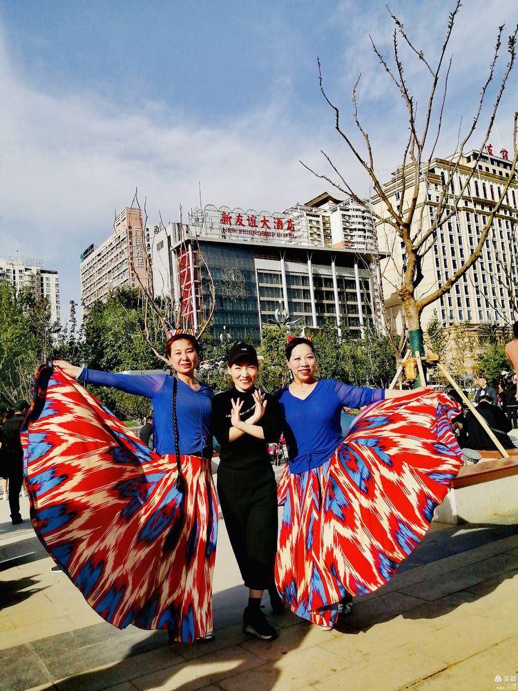 洛阳牡丹广场：*疆新**舞大联欢