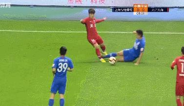 中超再现1“废人式铲球”：世界级裁判看了VAR后直接出示红牌