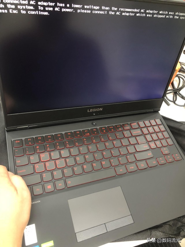 朋友看中两款电脑,一台开机进系统,一台卡logo还黑屏,能买吗?