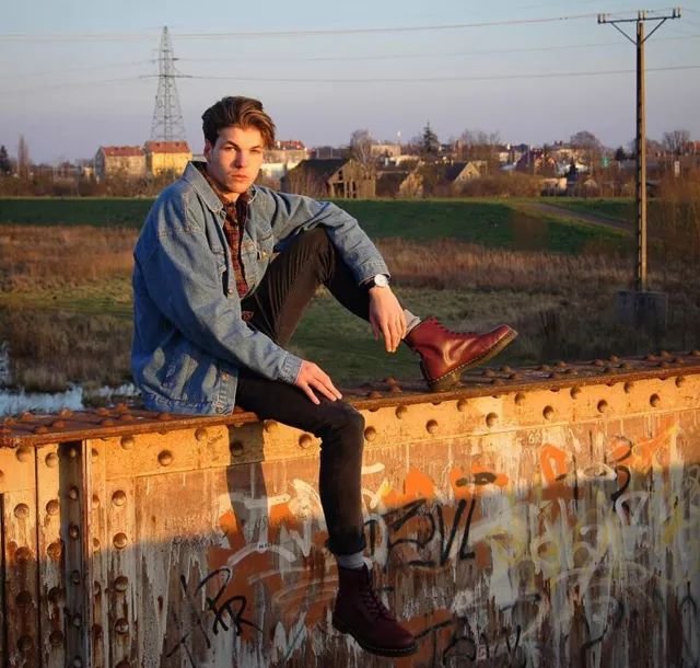 没有鞋带的英伦风马丁靴如何搭配,小个子马丁靴的多种穿搭