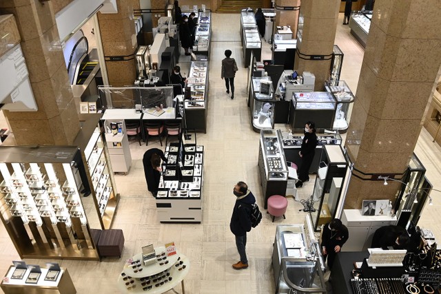 疫情肆虐日本开年不顺,传统福袋停售,6千人彻夜排队场面消失