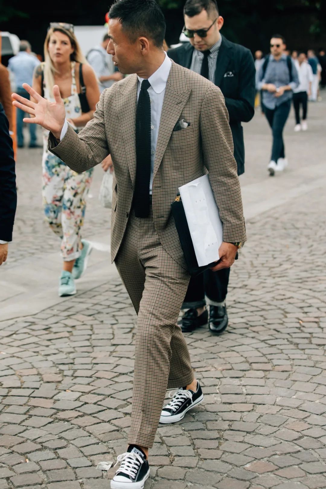 男士西装打底衫搭配运动鞋,西装牛仔裤可以搭配男运动鞋