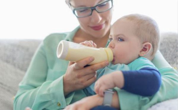 宝宝到了厌奶期该怎么喂奶,宝宝厌奶期妈妈怕回奶怎么办