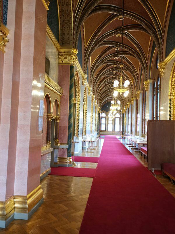 匈牙利的首都,当年陈强曾到此,两个儿子取名“布达”“佩斯”