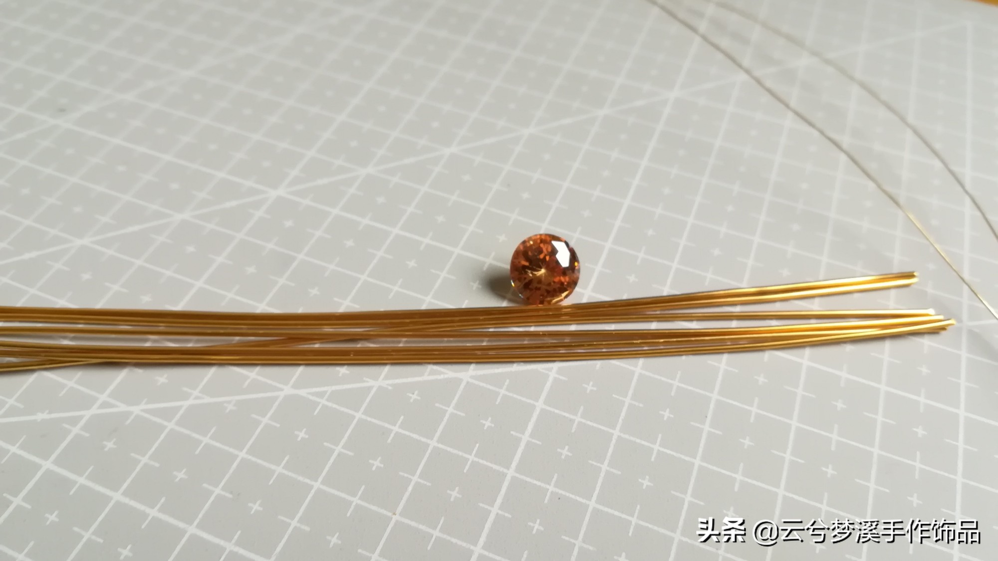 戒指最简单的绕线方法,一根扭扭棒蓝宝石戒指教程