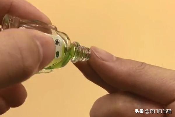 502胶水把两个手指粘在一起怎么办,手指和塑料被502粘到一起怎么办