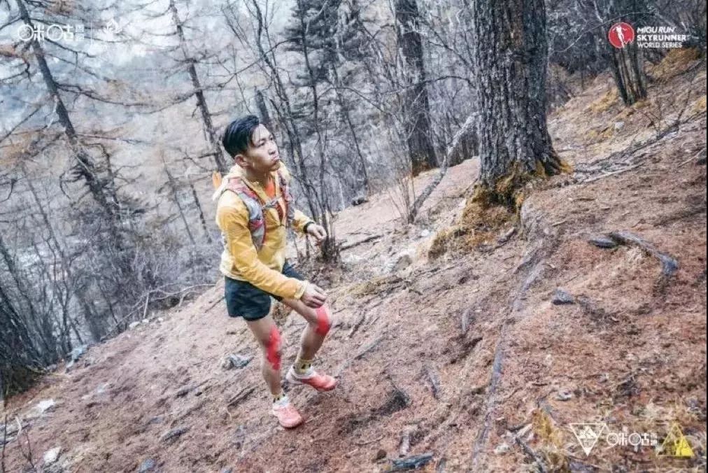 人物|踢着足球跑完首马！他说：做荒唐事才是正经事