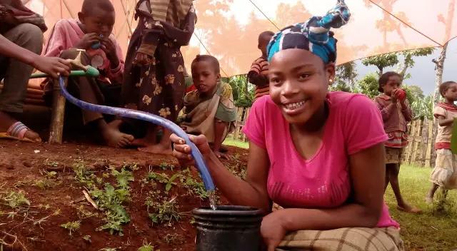 设计师在非洲做了个花篮，用来向天空借水