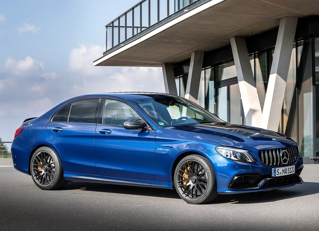 这款奔驰就像剑齿虎,口悬短剑般獠牙,价值百万可谓所向披靡