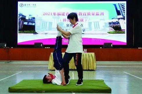 9岁小孩脊柱侧弯怎么补救,十岁孩子脊柱侧弯的照片