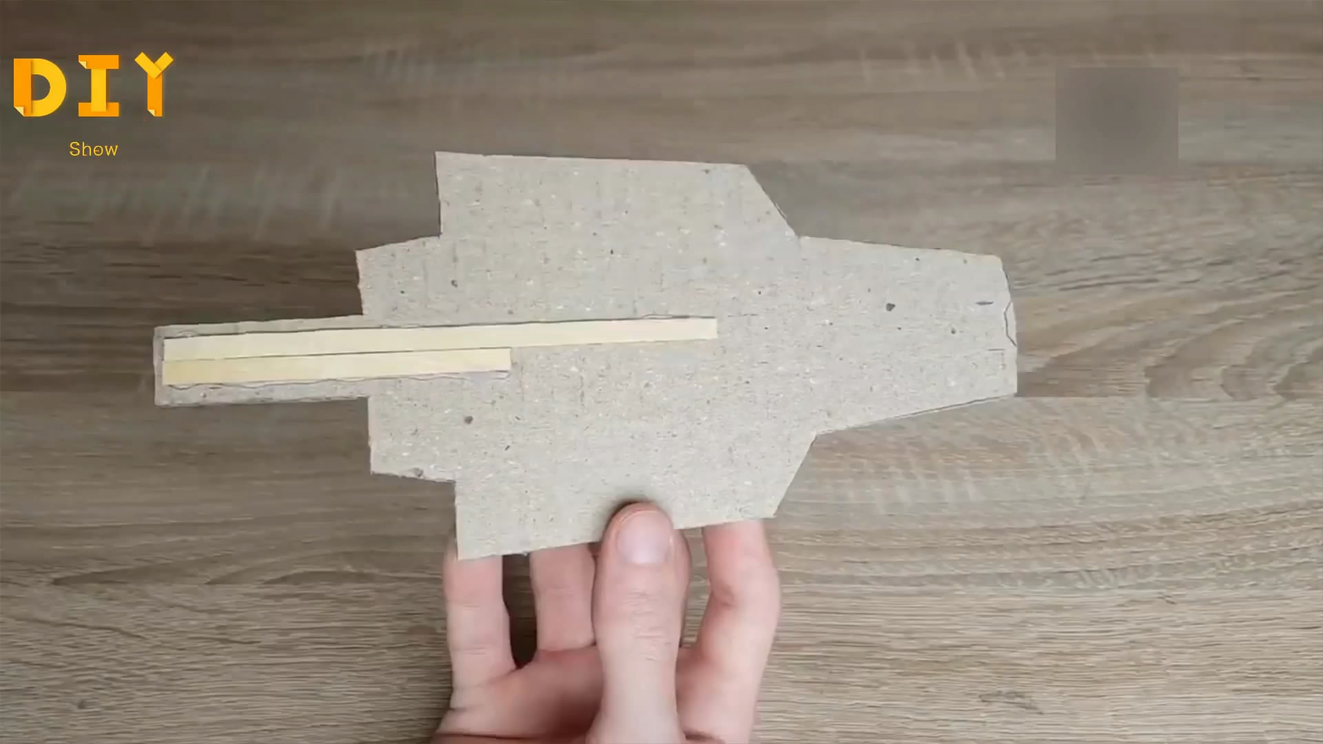 如何用纸板制作遥控车,用纸做遥控玩具车