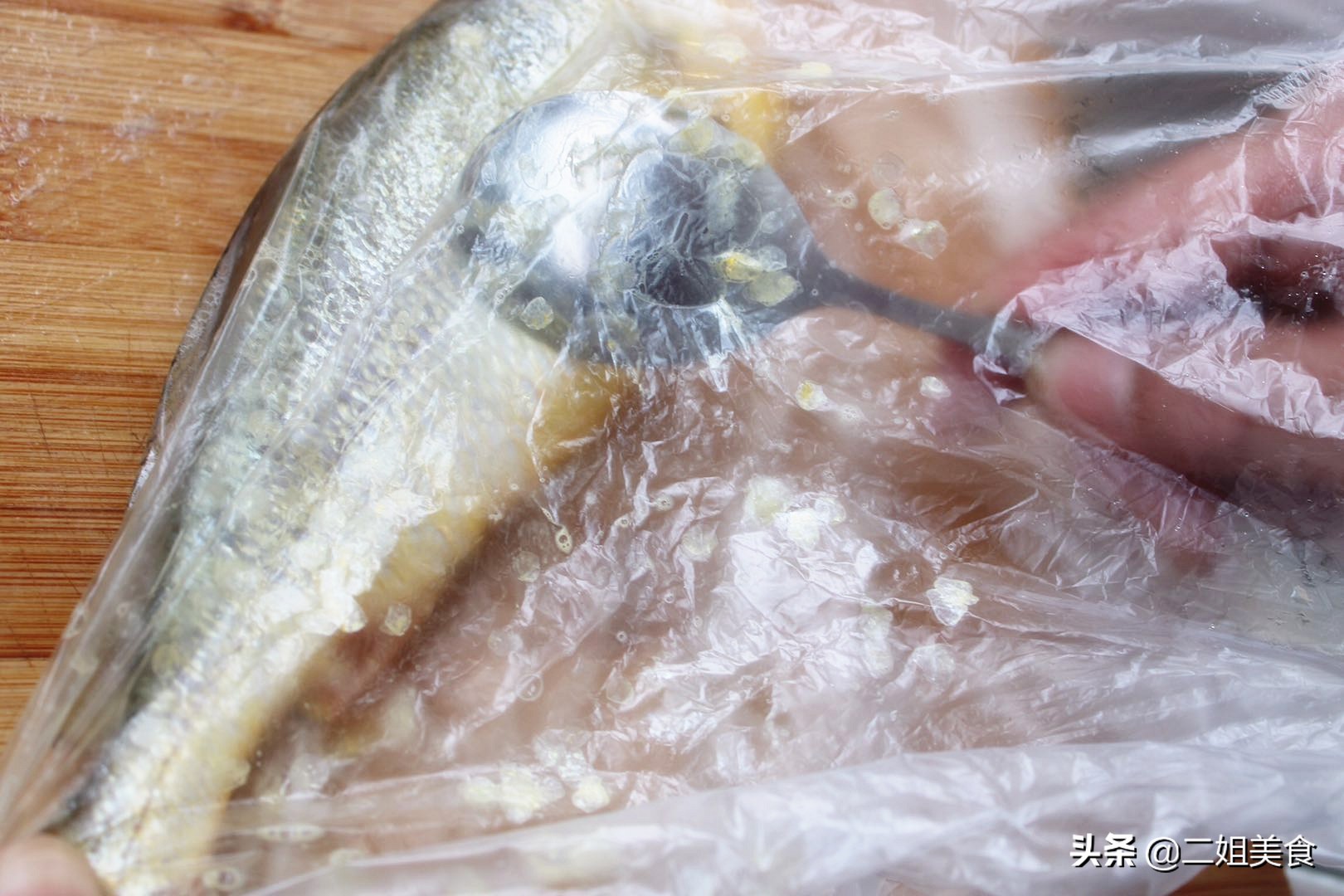 刮鱼鳞时，鱼鳞到处飞溅，教您一招，轻松去鱼鳞，干净无残留