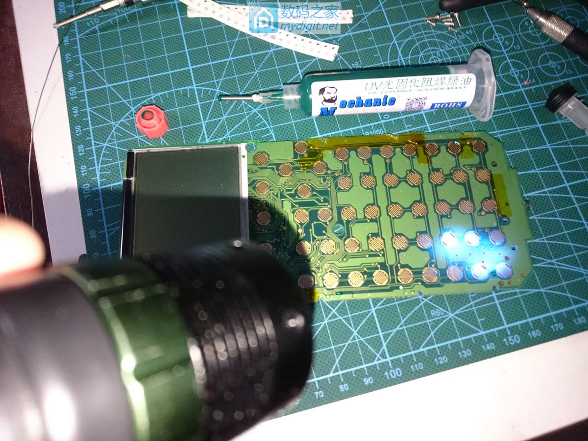 技术大佬秀操作！德州仪器TI-89图形计算器拆机维修及CPU超频