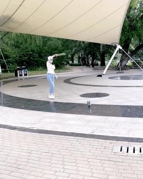 章泽天谈公园抽陀螺,章泽天教大爷抽陀螺