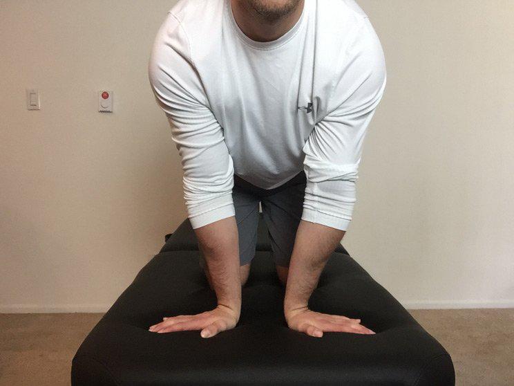 手腕酸痛僵硬怎么办最快解决,手腕疼手指夜间肿胀僵硬怎么治疗