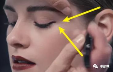 香奈儿首席化妆师为克里斯汀化妆,克里斯汀香奈儿化妆视频