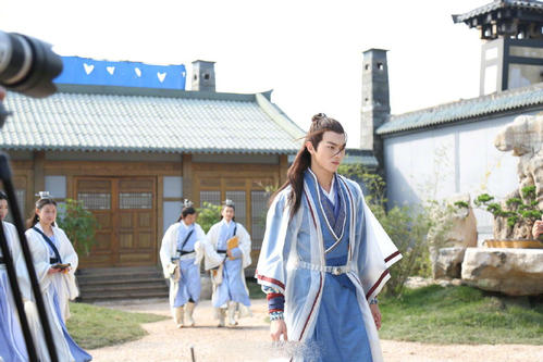 蹭不蹭热度不好说，编辑二字用的妙！替许凯撇清，夸赞有些假