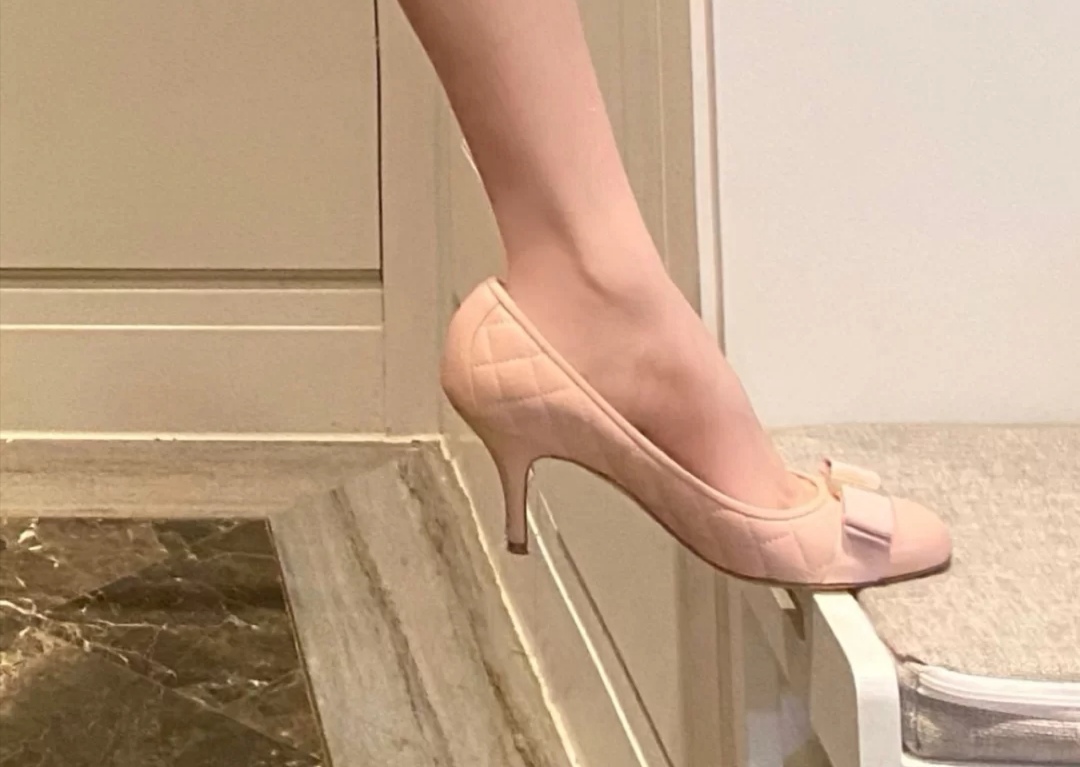 绑带高跟鞋好看吗,绑带的高跟鞋不跟脚怎么办