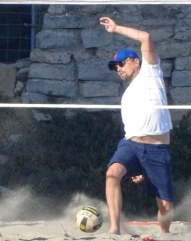 小李子胖出肚腩,小李子打高尔夫球