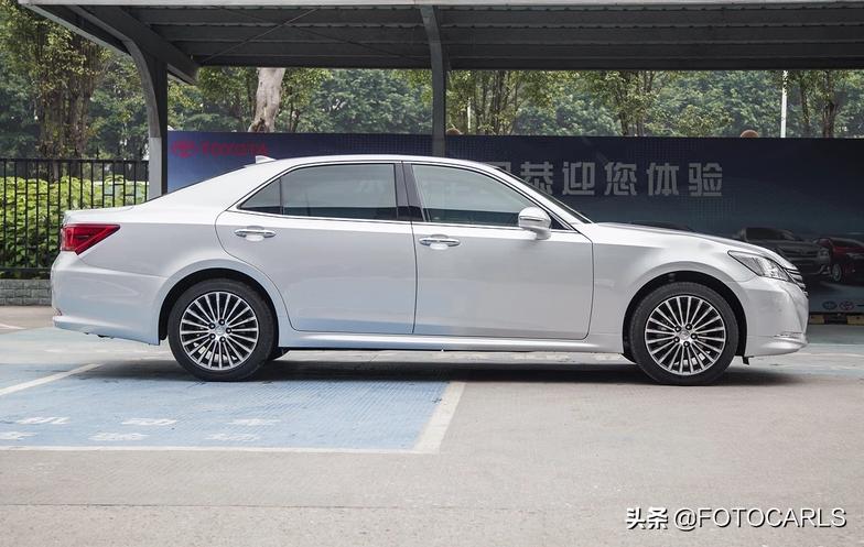 丰田皇冠2.5升四驱豪华版价格,丰田皇冠2024款最新款银色