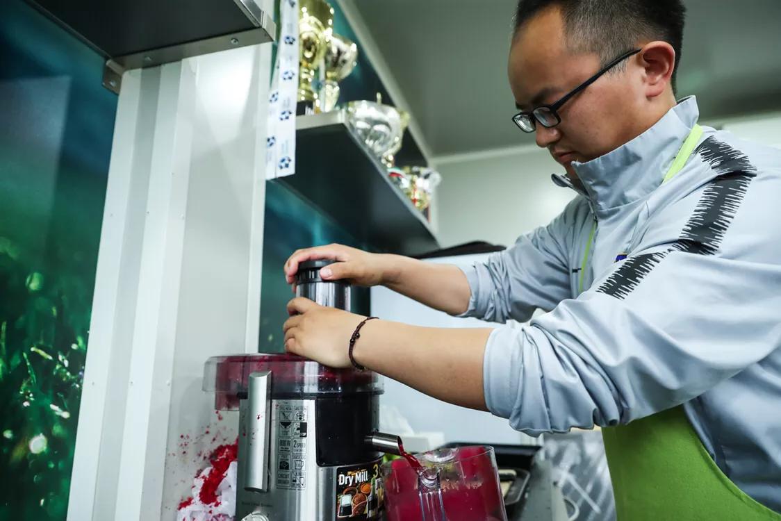 迪拜日记|苏宁果汁吧推出秘制果汁吉翔疯狂续杯五次