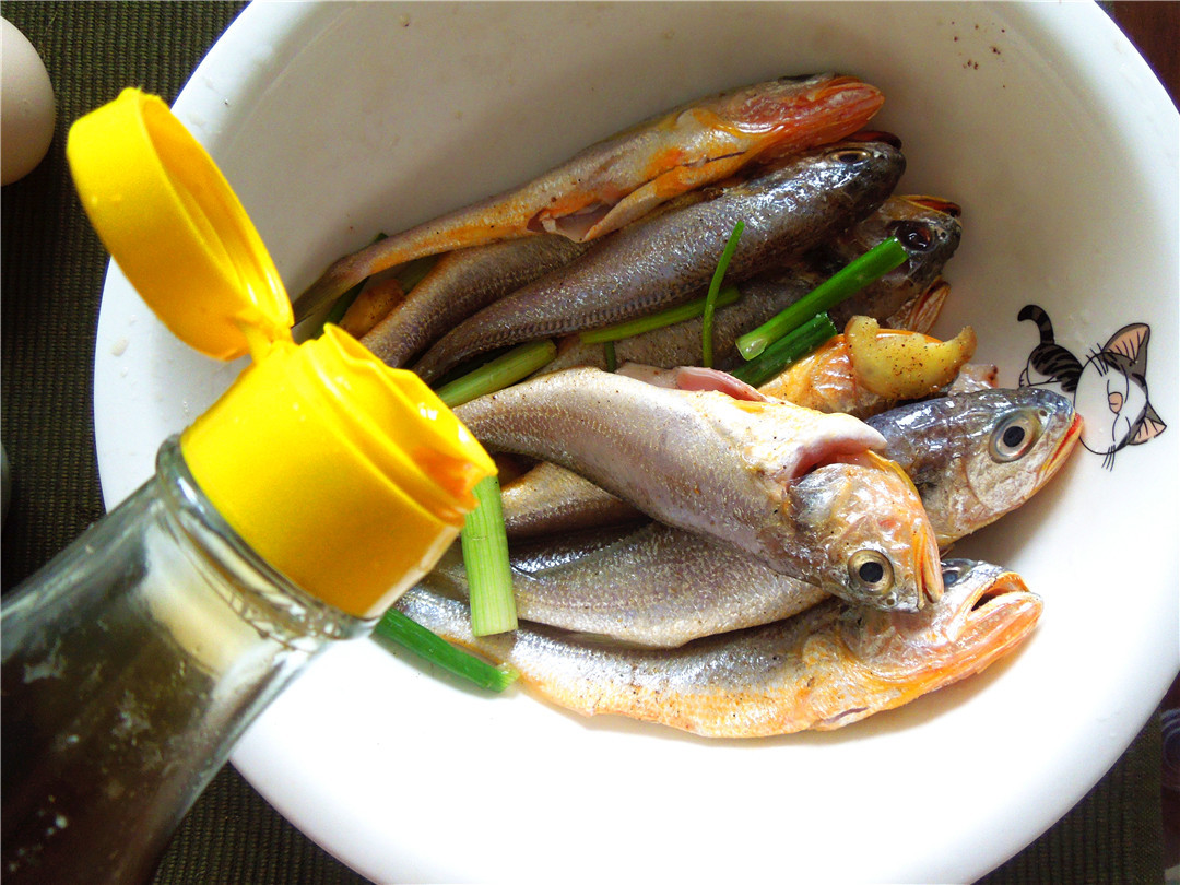 家常小黄鱼油炸,小黄鱼做法少油