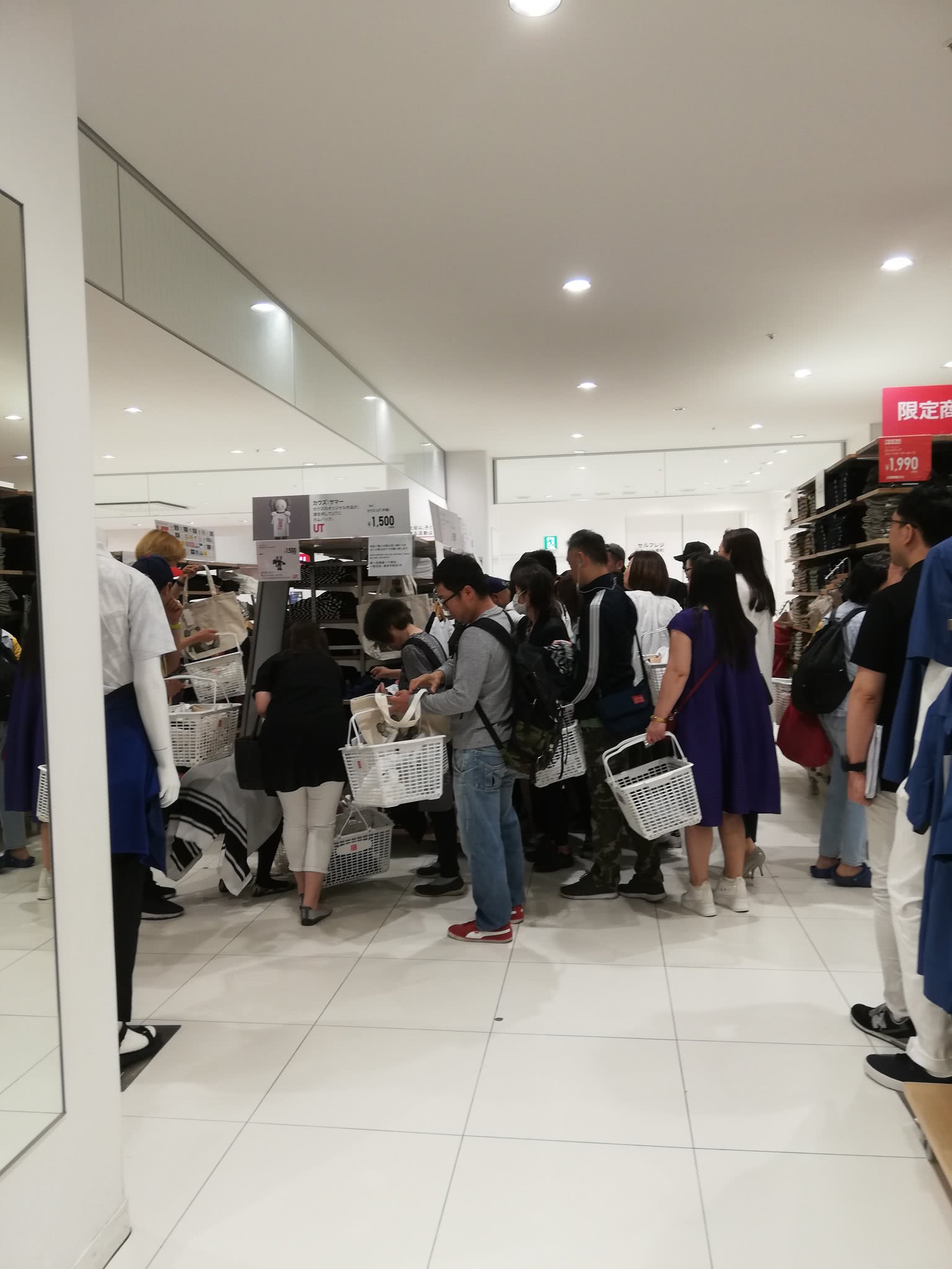 丢脸！这帮国人又到日本开启了疯抢模式