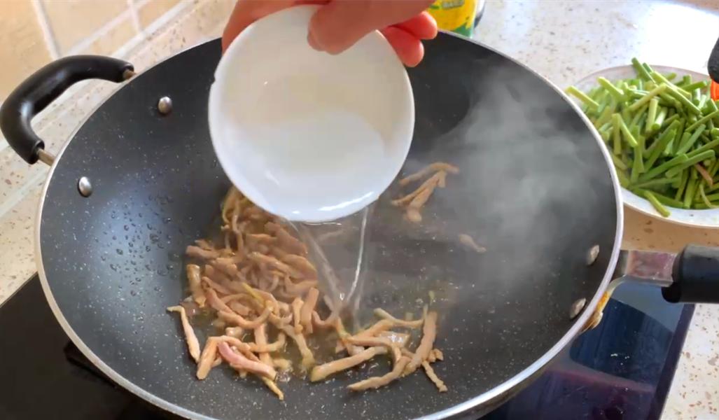 炒蒜苔怎么才能快速入味,大锅菜蒜苔过水还是过油