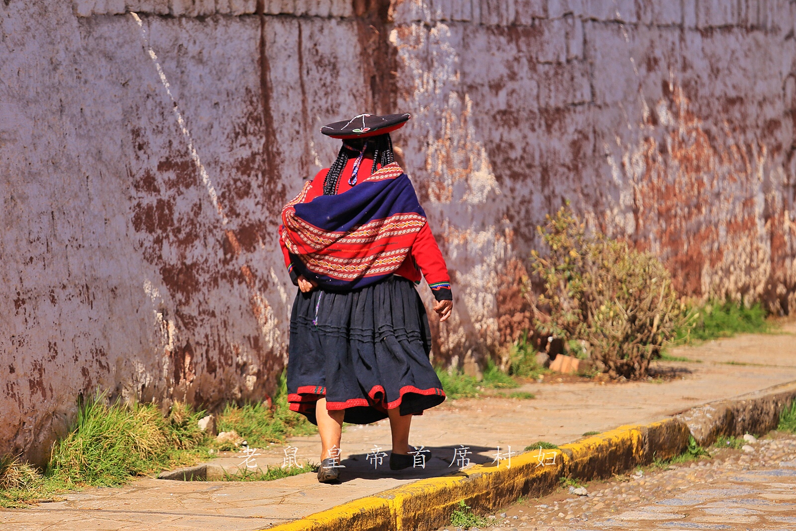南美千年印加古镇,妇女掌握独门神技:用仙人掌真菌做口红