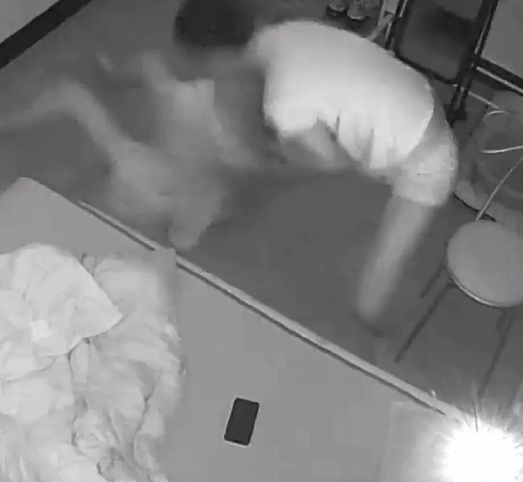 可恶！浙江一姑娘被男友家暴，按在地上打了十多分钟，视频曝光