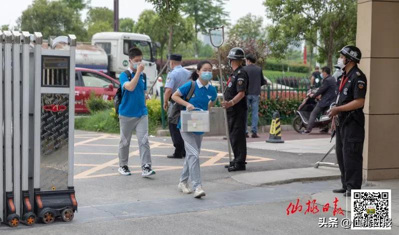 仙桃学生神兽归笼视频,神兽归笼小学家长开心到模糊