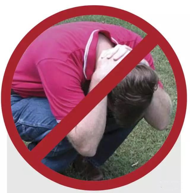 打雷怎样避免玩手机不被劈,打雷时怎样躲避雷电