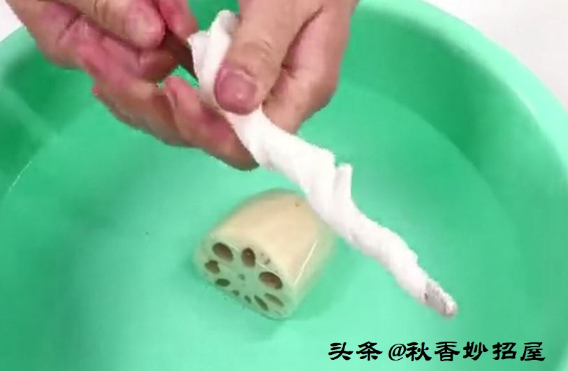 莲藕怎样清洗藕洞里面全是泥沙,清洗莲藕里面的淤泥最好办法