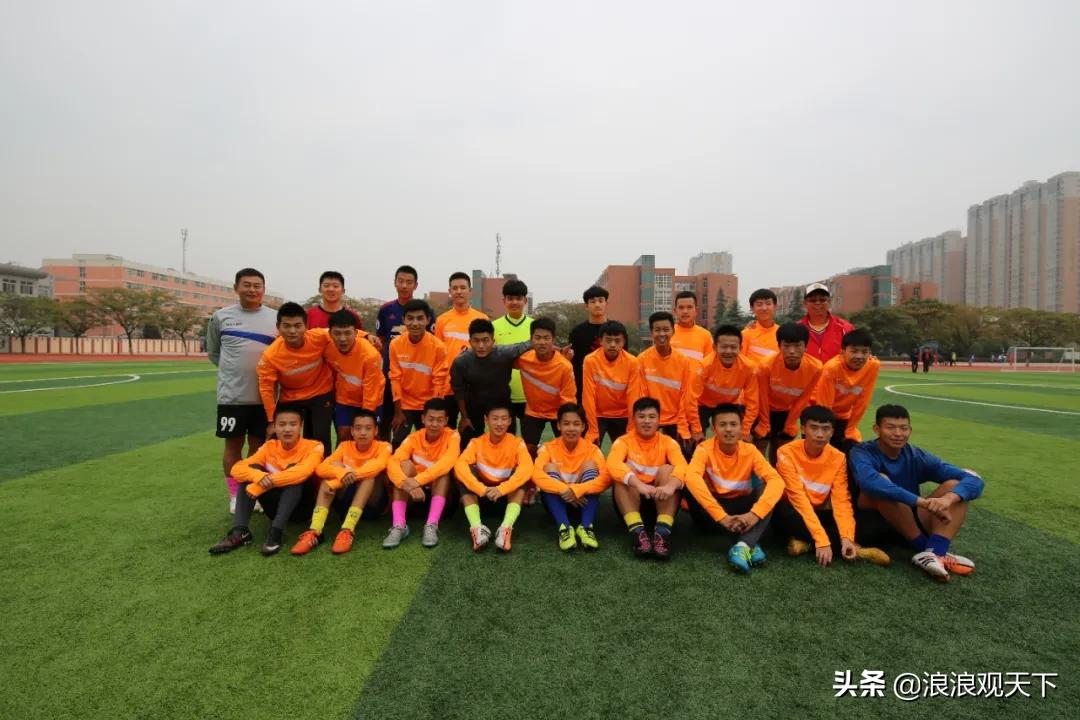 一脚踹开围栏进入学校,宝鸡中学跨栏