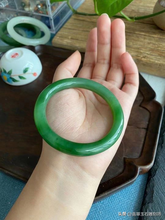 大学生暑假打工赚了6800,给母亲买礼物却被无良主播骗去买假玉