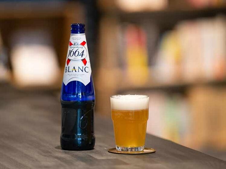 东京神保町，“无用之用”摆放着“或许有一天会有用的书”的商店